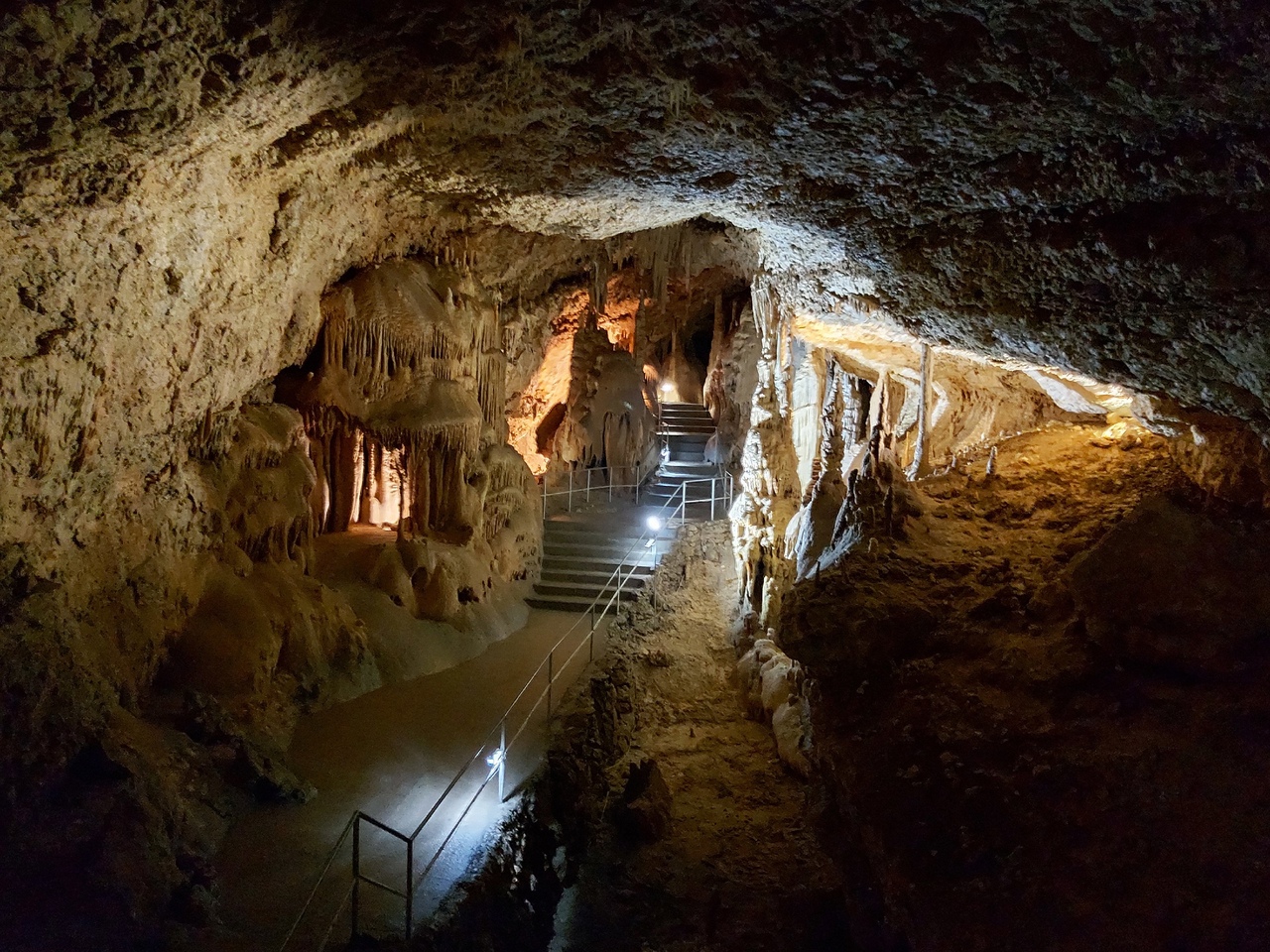 Пансионат Алушты рекомендует посетить крымские пещеры