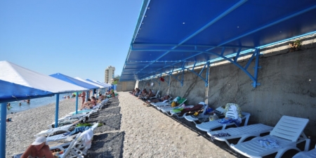 Собственный пляж пансионата в Алуште  - лежаки